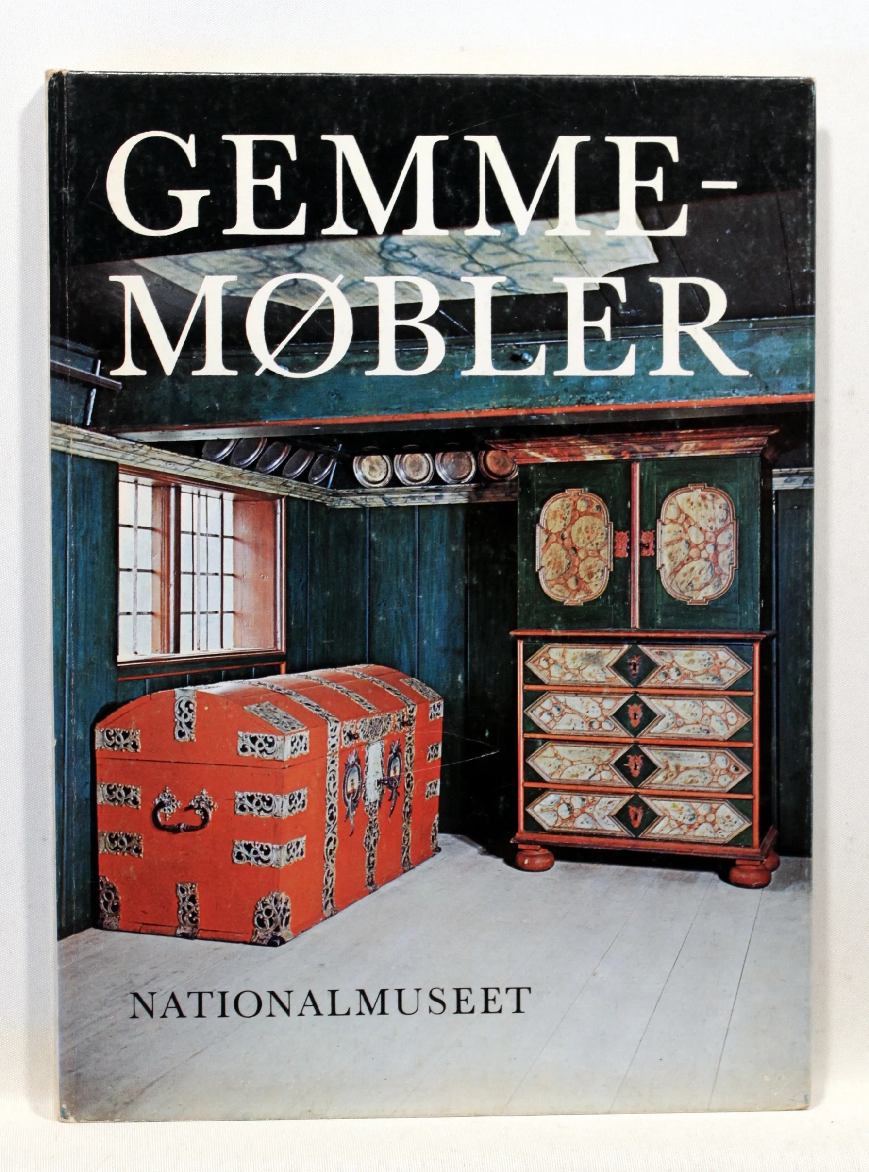 Gemmemøbler. Kister, skabe, skuffemøbler og chatoller på Frilandsmuseet ved Sorgenfri