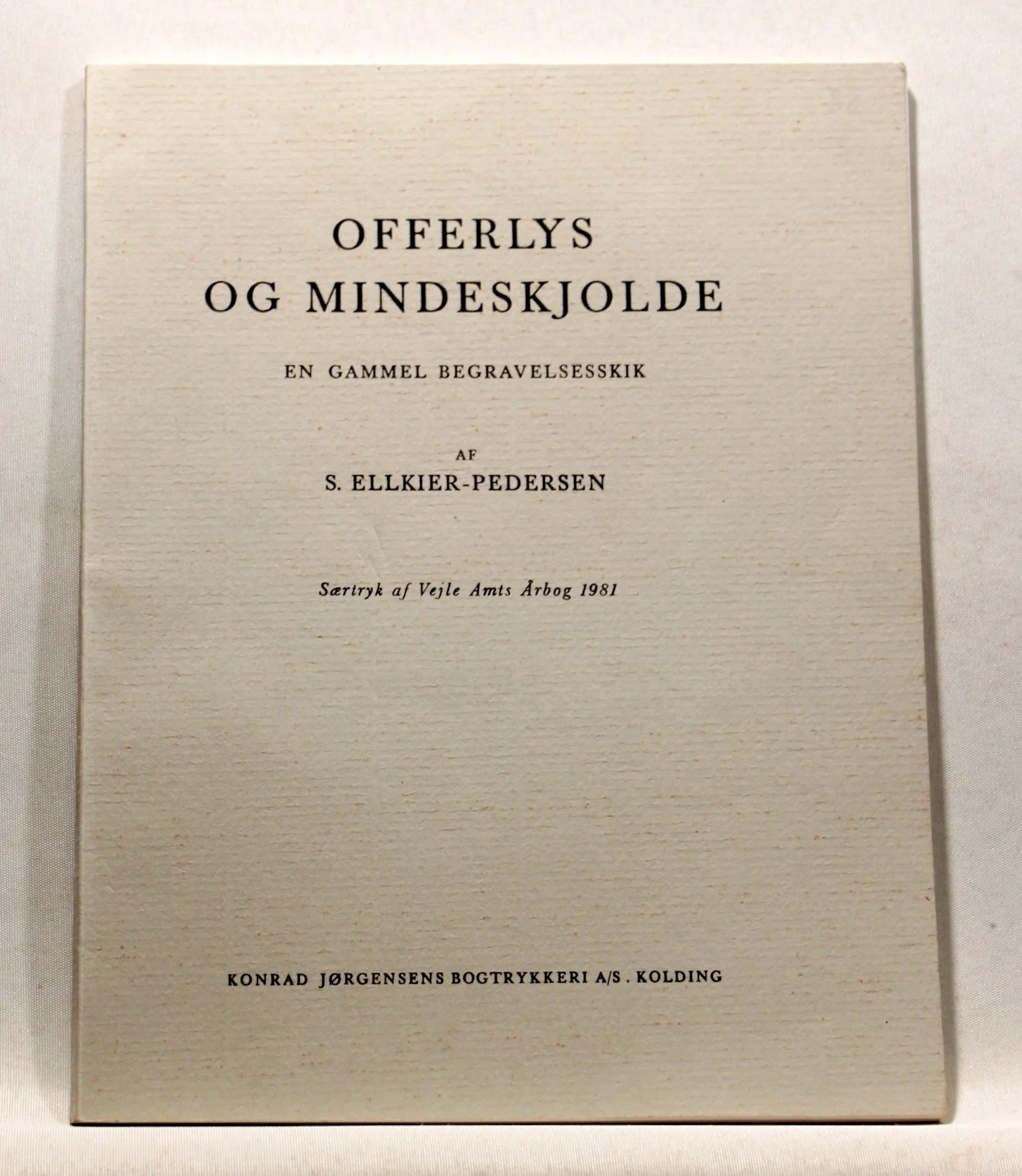 Offerlys og mindeskjolde. En gammel begravelsesskik
