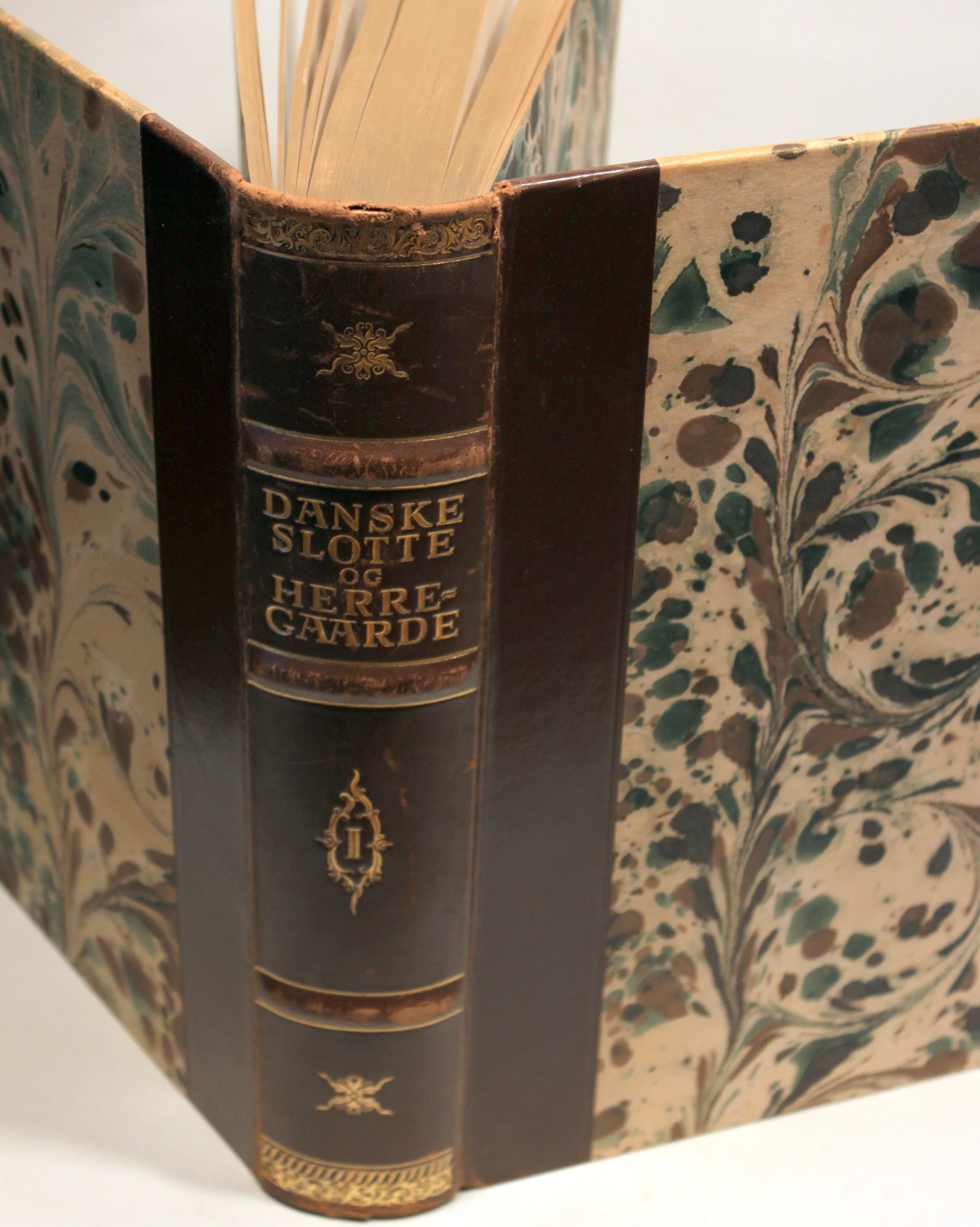 Danske Slotte og Herregaarde. 2 Bind