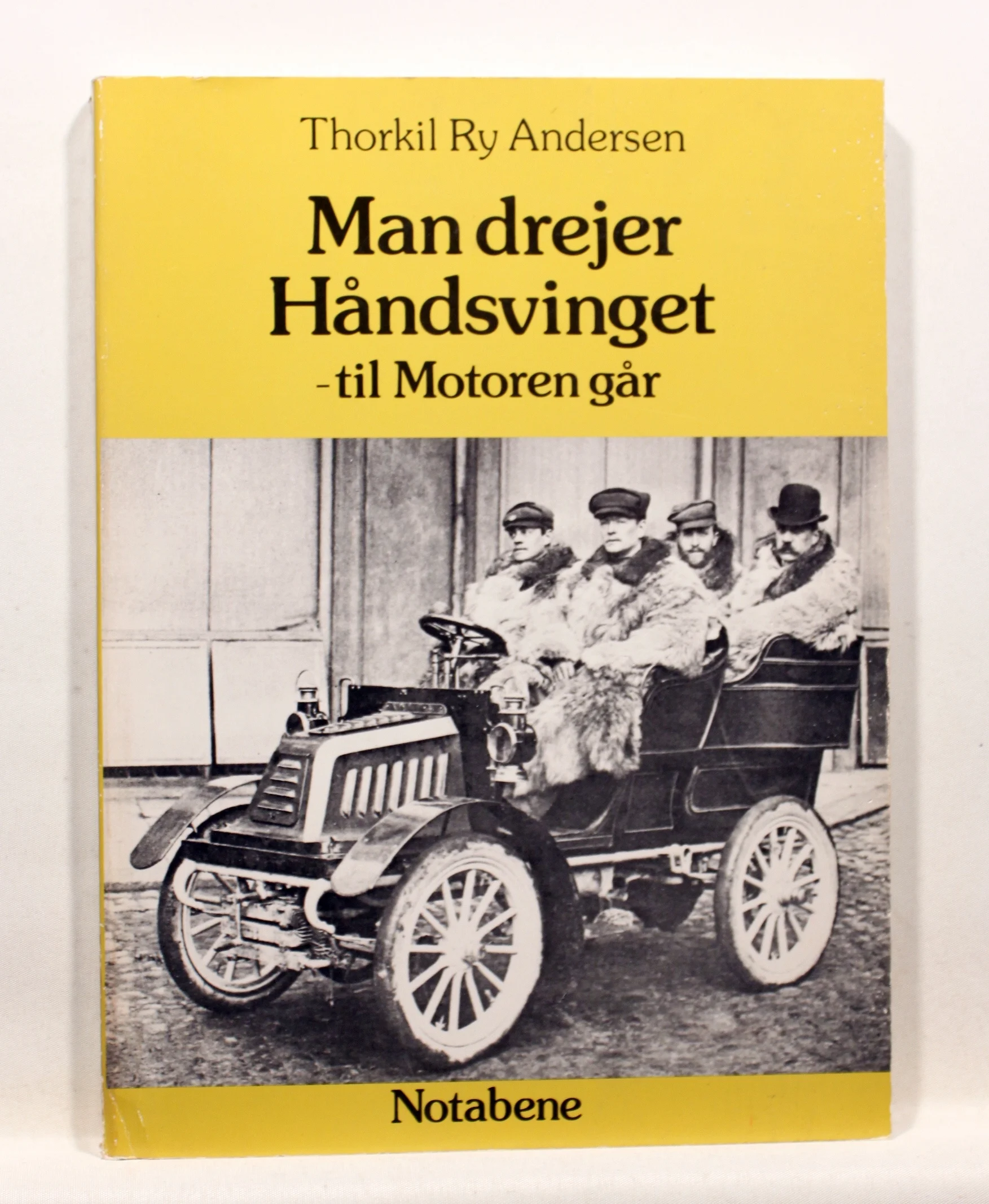 Man drejer håndsvinget- til motoren går