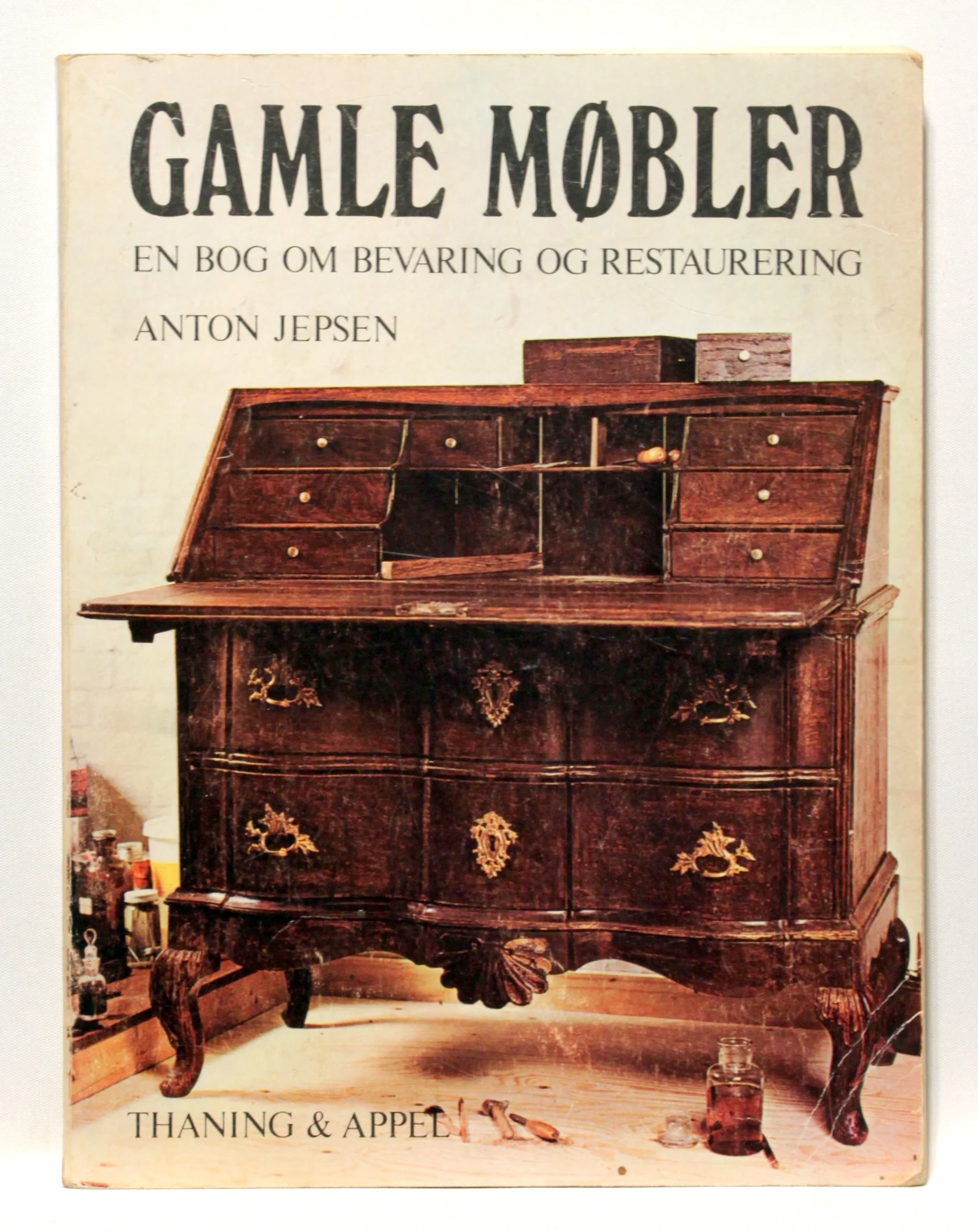 Gamle møbler. En bog om bevaring og restaurering