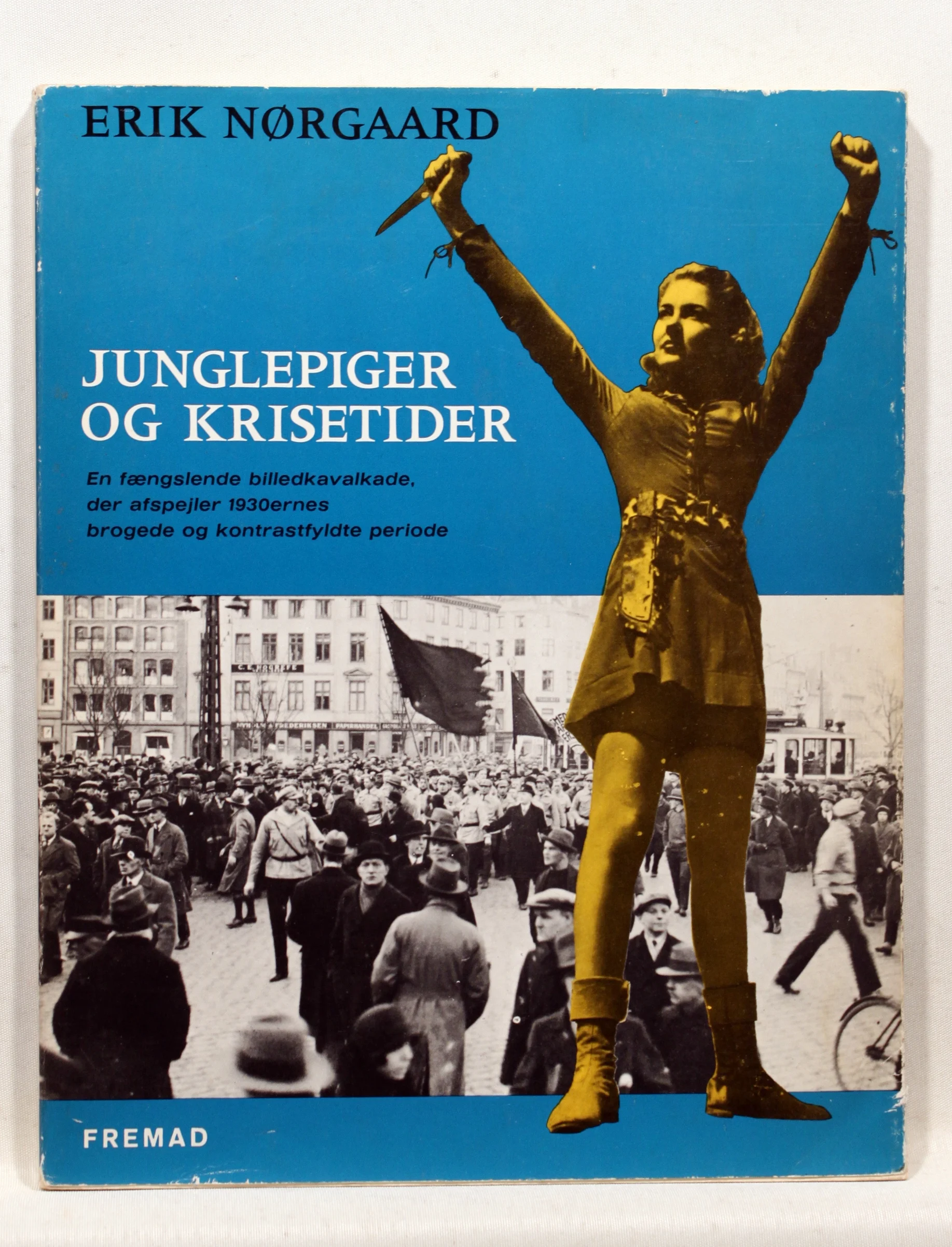 Junglepiger og Krisetider. En fængslende billedkavalkade der afspejler 1930ernes brogede og kontrastfyldte periode