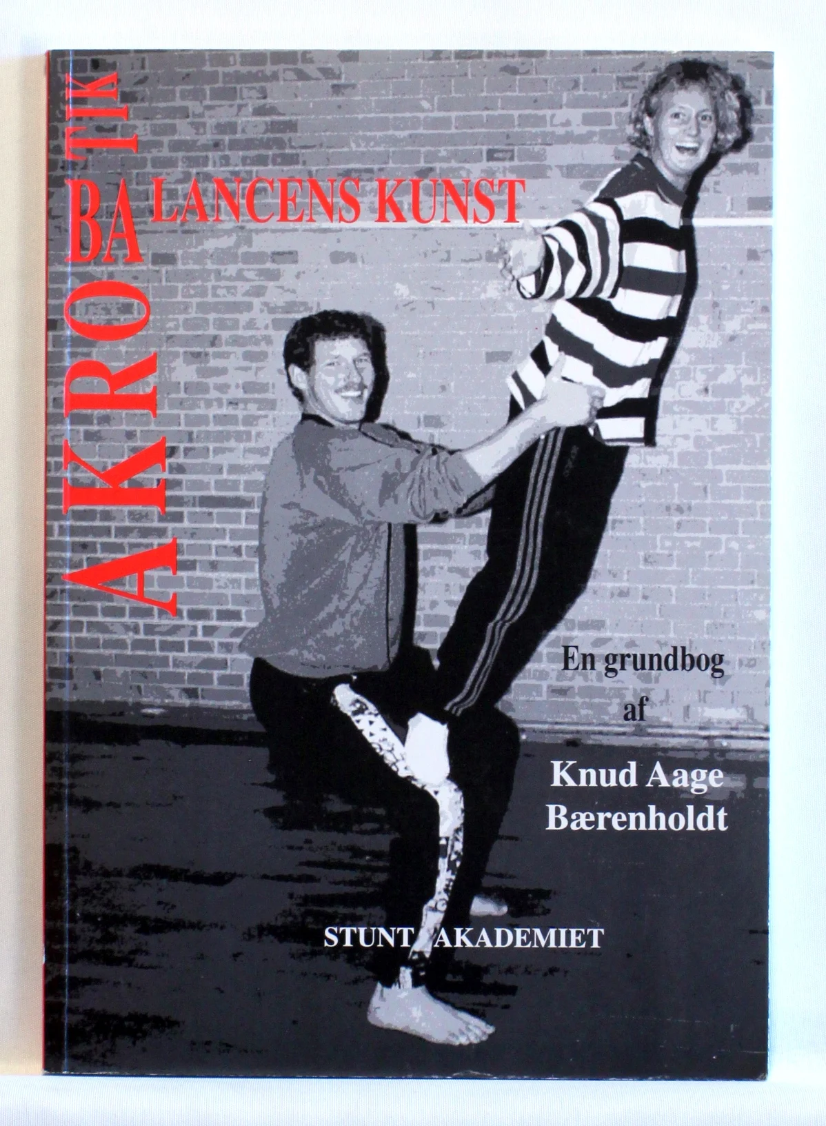 Akrobatik – balancens kunst. En grundbog