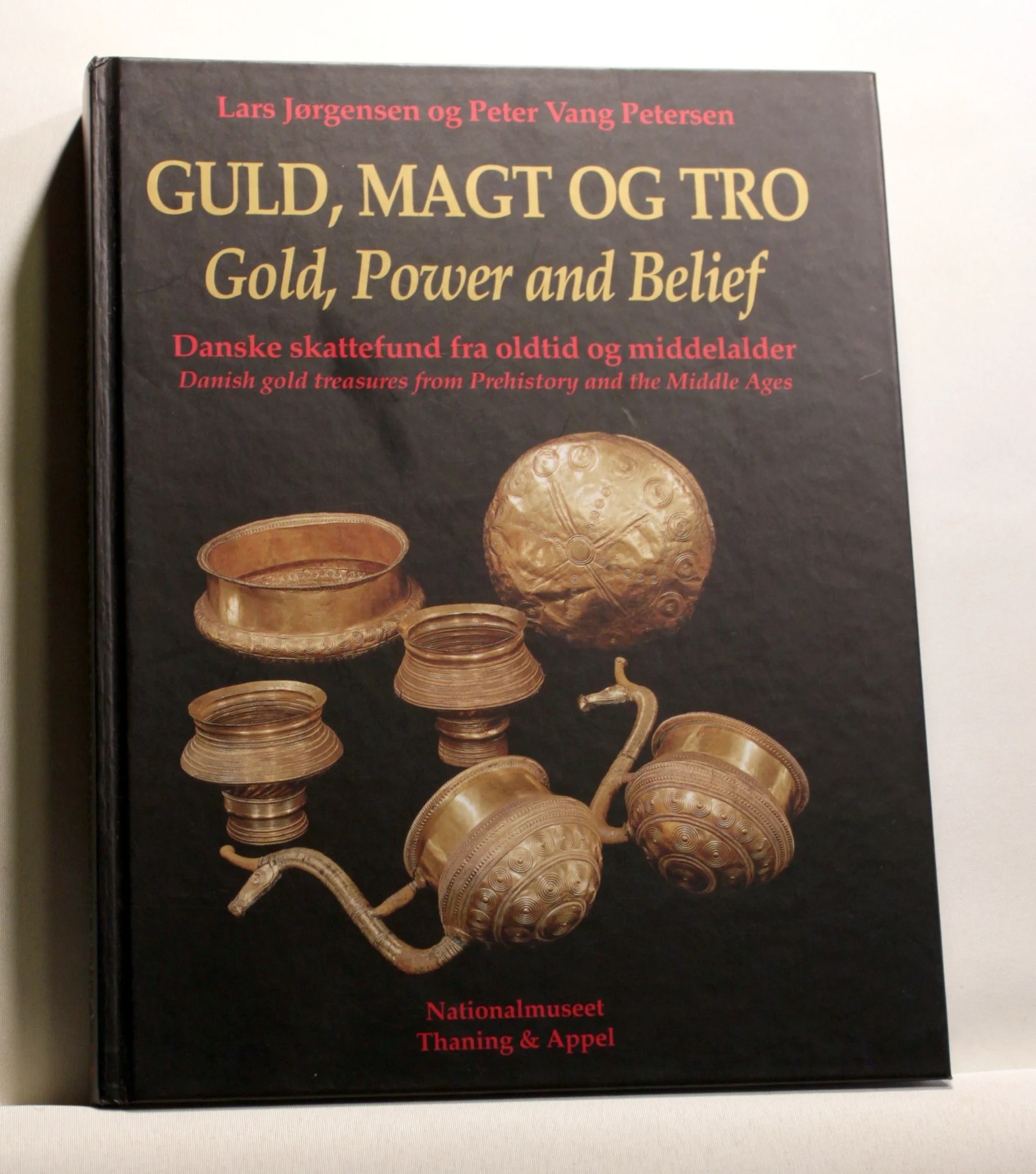 Guld, magt og tro. Danske skattefund fra oldtid og middelalder