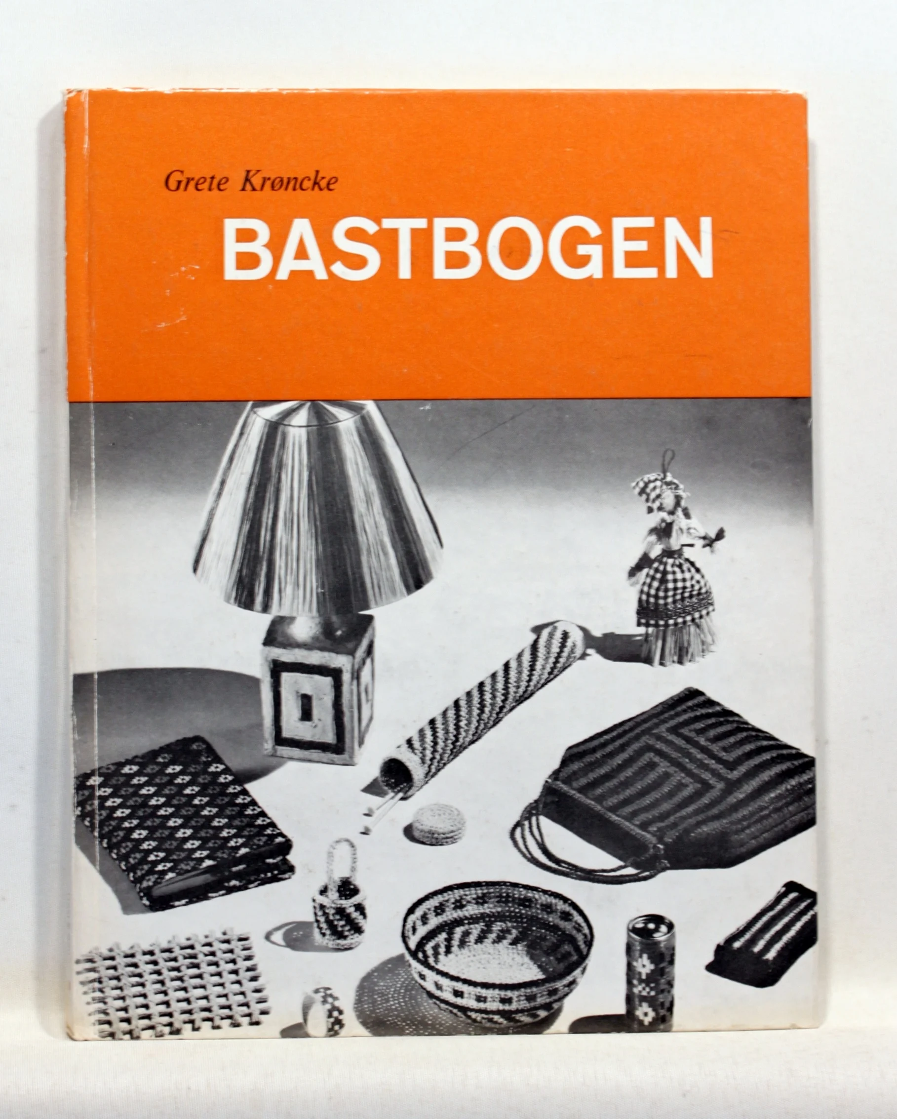 Bastbogen. Flette, sy, brodere, væve, strikke og hækle med bast