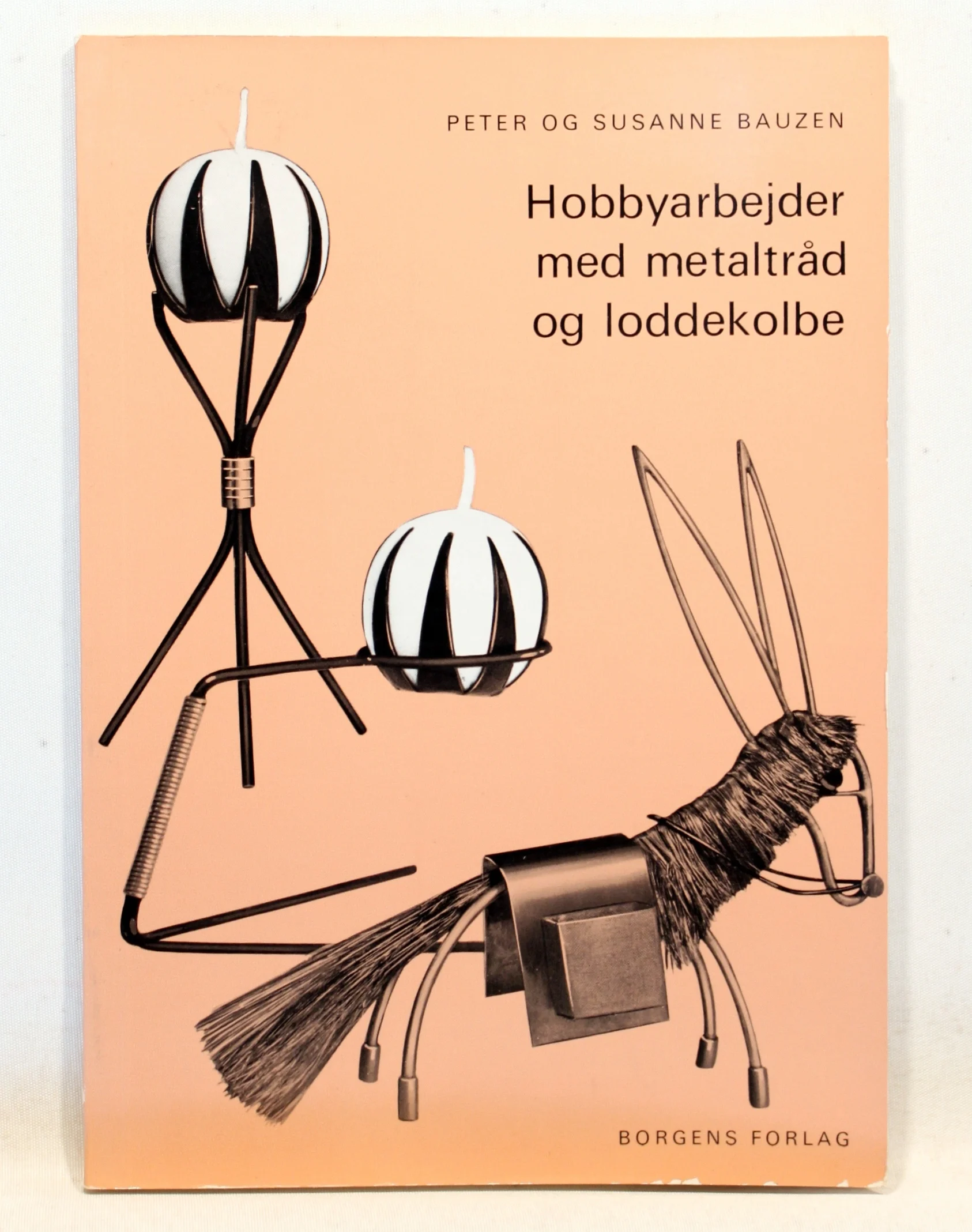 Hobbyarbejder med metaltråd og loddekolbe