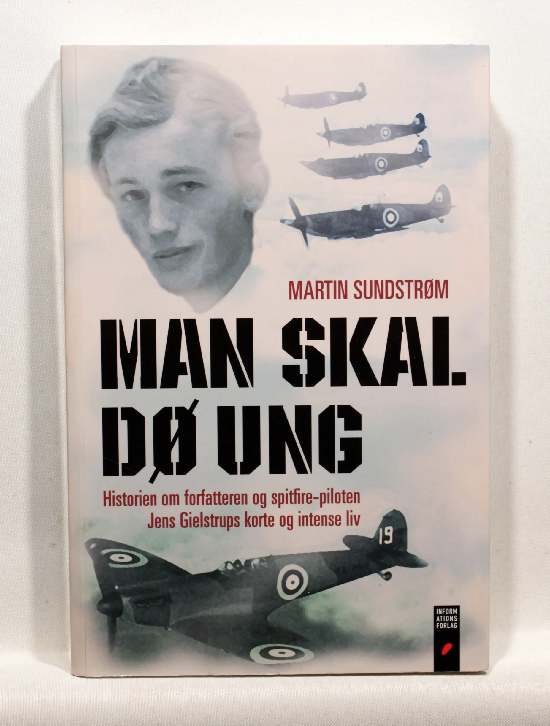 Man skal dø ung. Historien om forfatteren og Spitfire-piloten Jens Gielstrups korte og intense liv