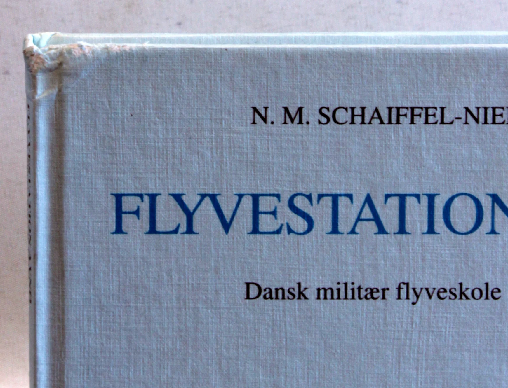 Bogomslag: Flyvestation Avnø. Dansk militær flyveskole i 62 år af N. M. Schaiffel-Nielsen