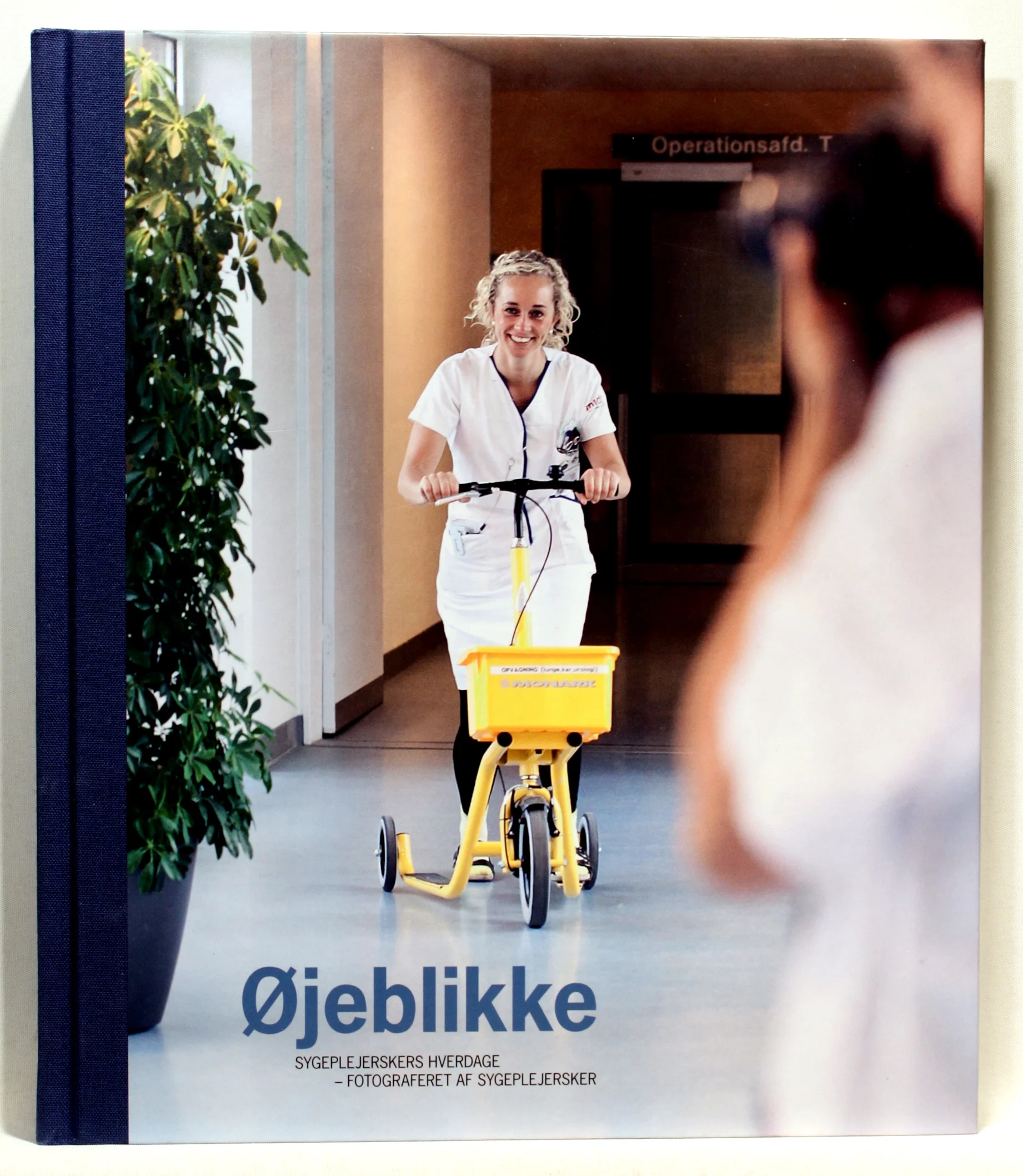 Øjeblikke. Sygeplejerskers hverdage – fotograferet af sygeplejersker