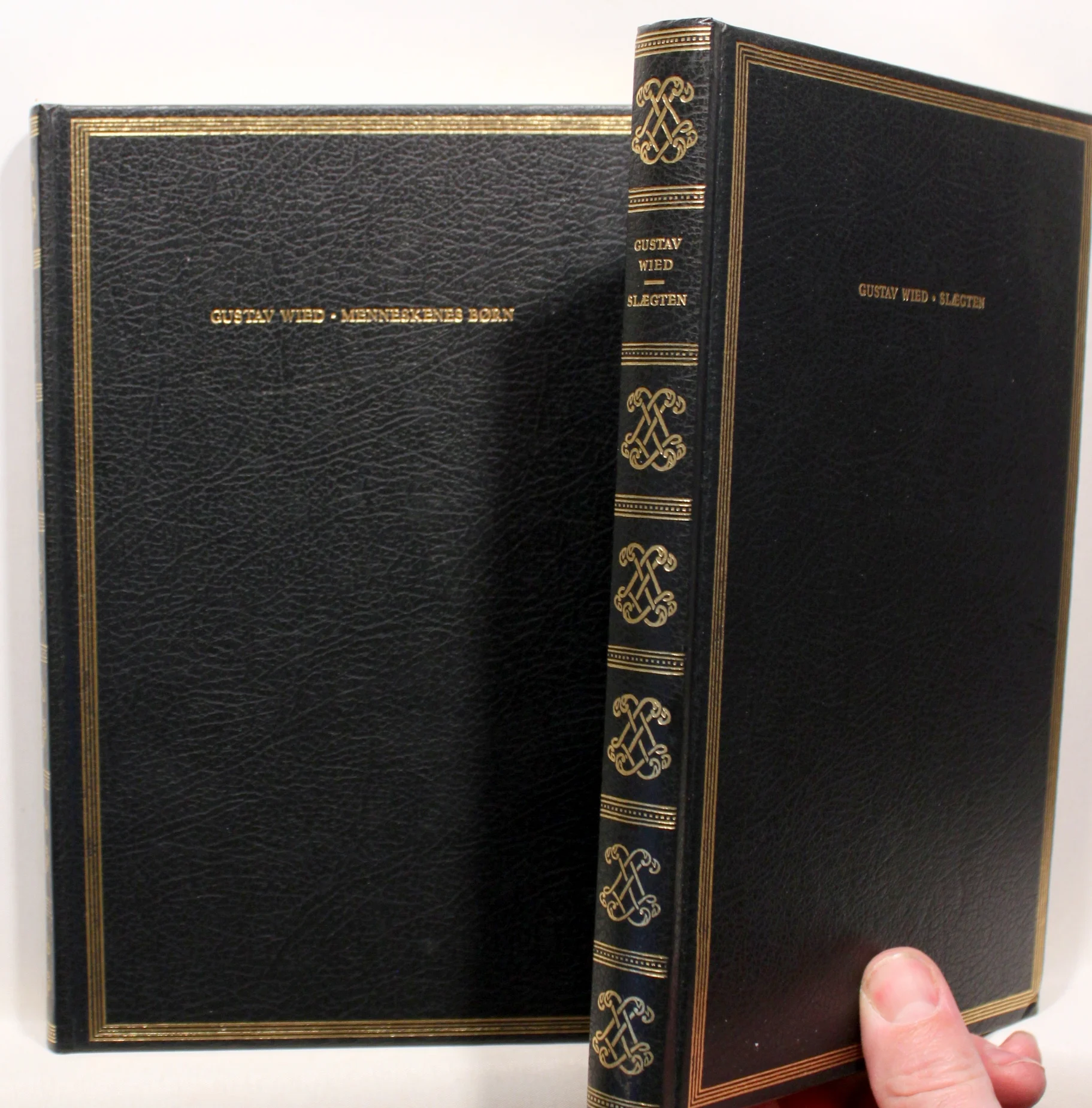 Menneskenes børn og andre fortællinger. Slægten. 2 stk.