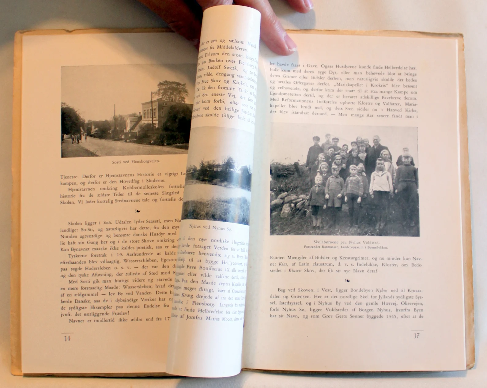 Bogomslag: Kobbermølle-Skolen Sosti ved Flensborg 1926-1936. Aarhus-Randers Amters danske Mindretalsskole under Grænseforeningen af Kobbermølle-Skolen