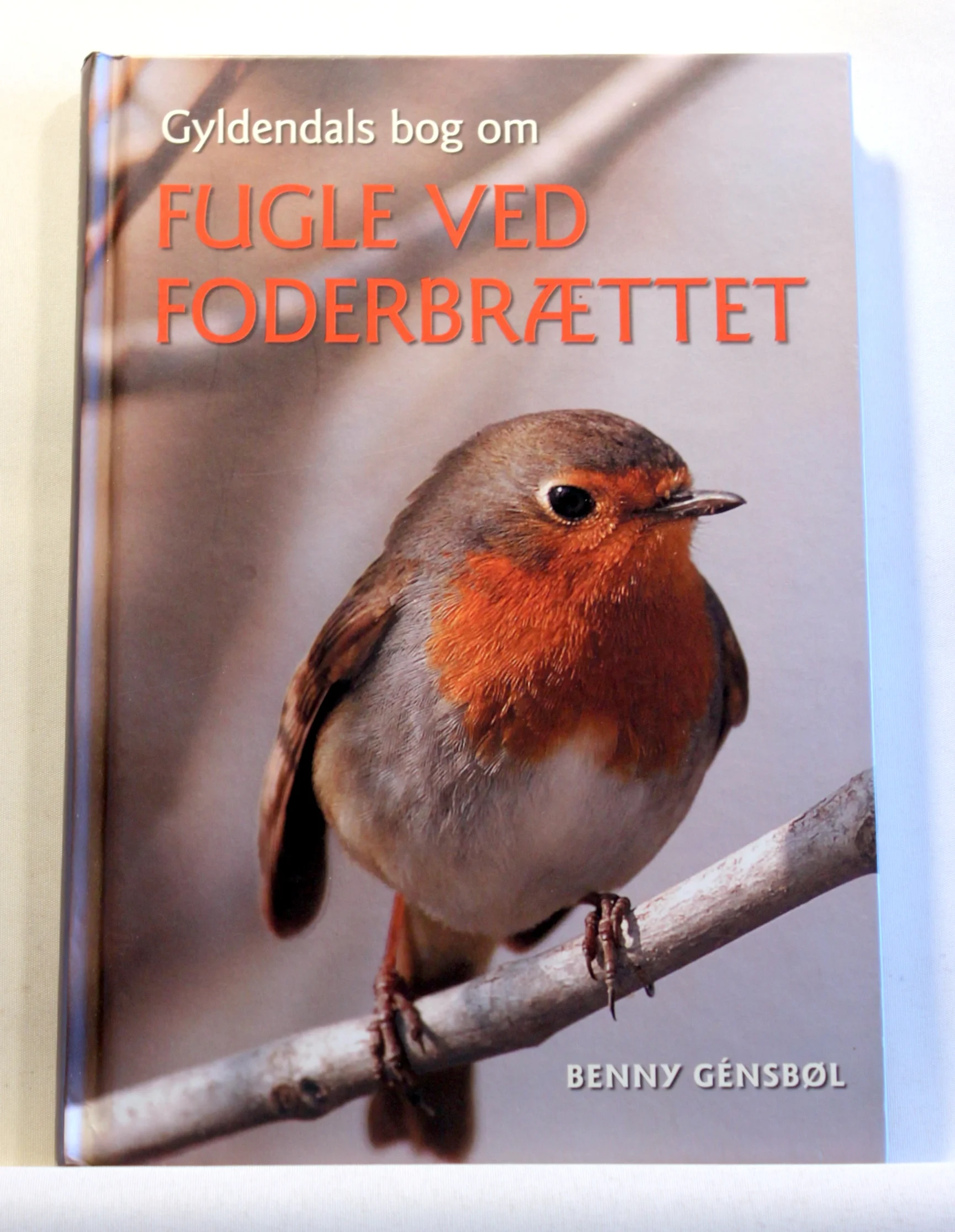 Gyldendals bog om fugle ved foderbrættet