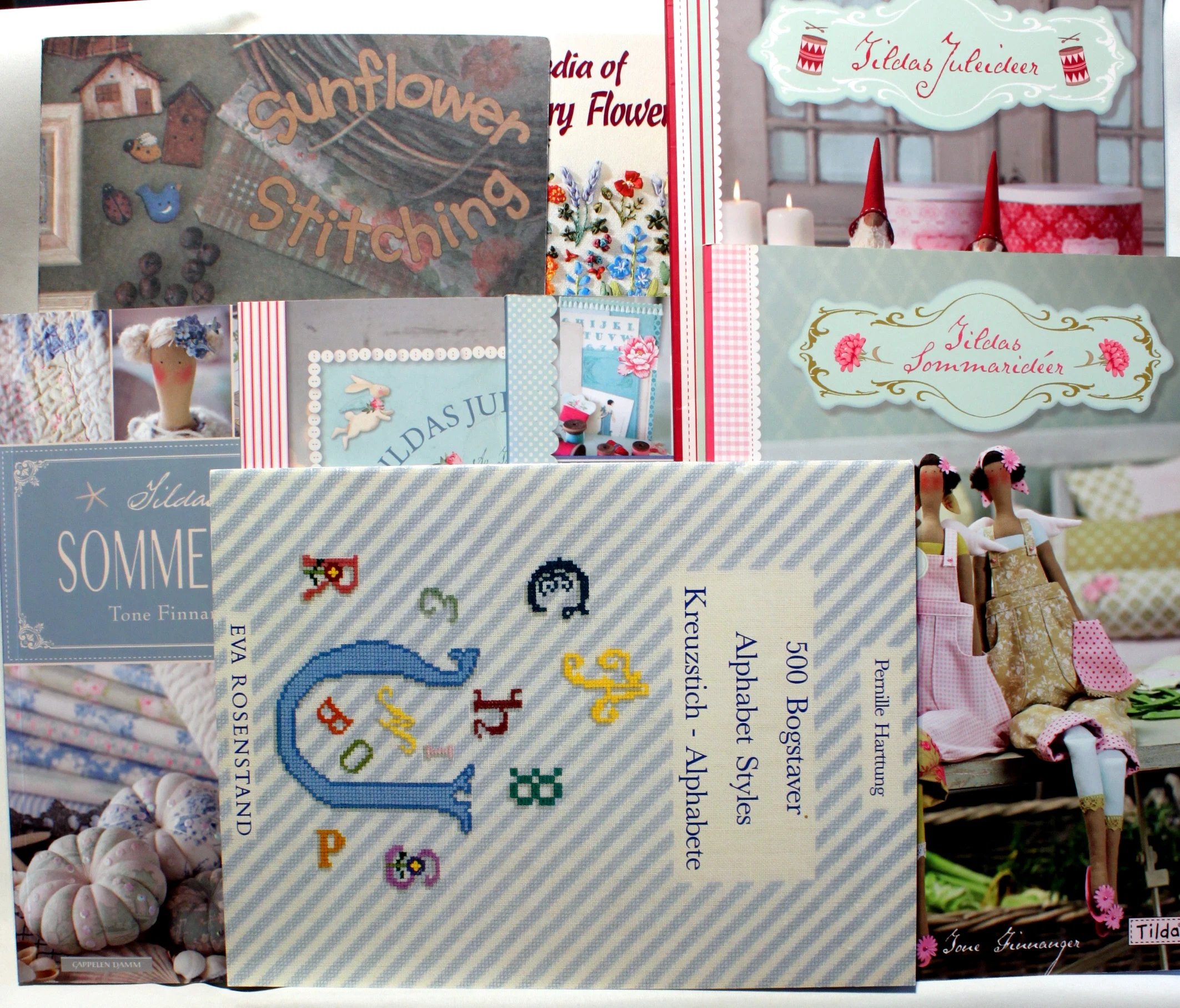 Tildas Håndarbejde. Alphabet styles. Sunflower stitching. 8 stk.