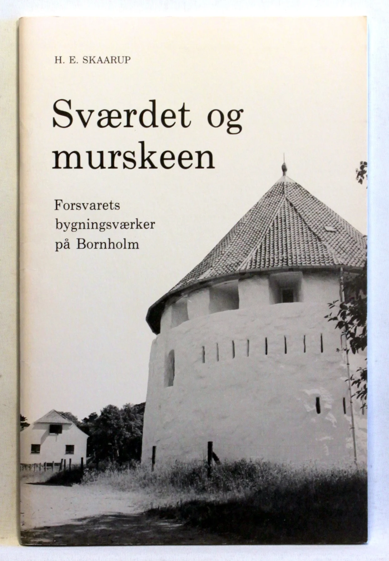 Sværdet og murskeen. Et forstudium til en beskrivelse af forsvarets bygningsværker på Bornholm