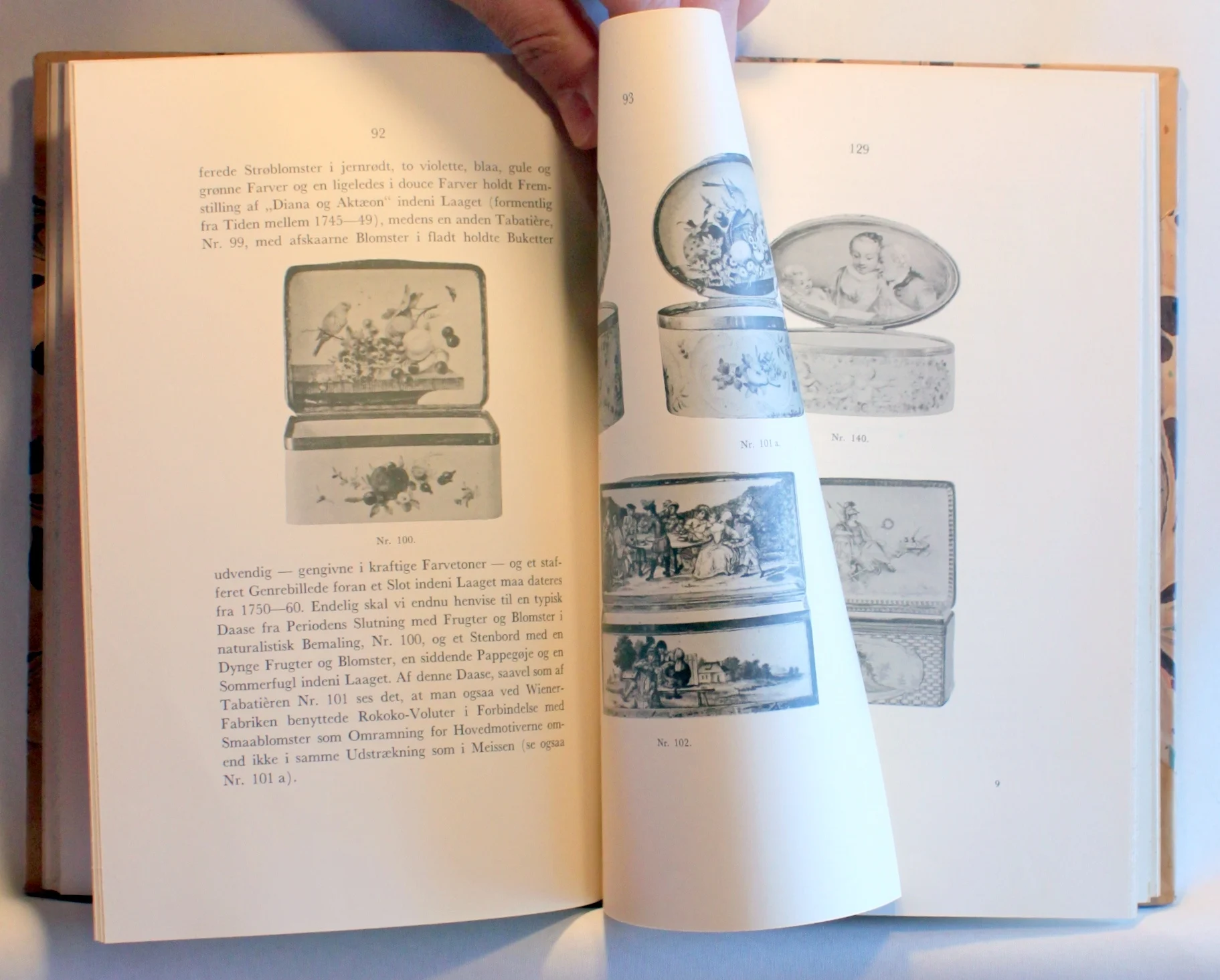 Porcelæns-Tabatiéren i det 18. aarhundrede