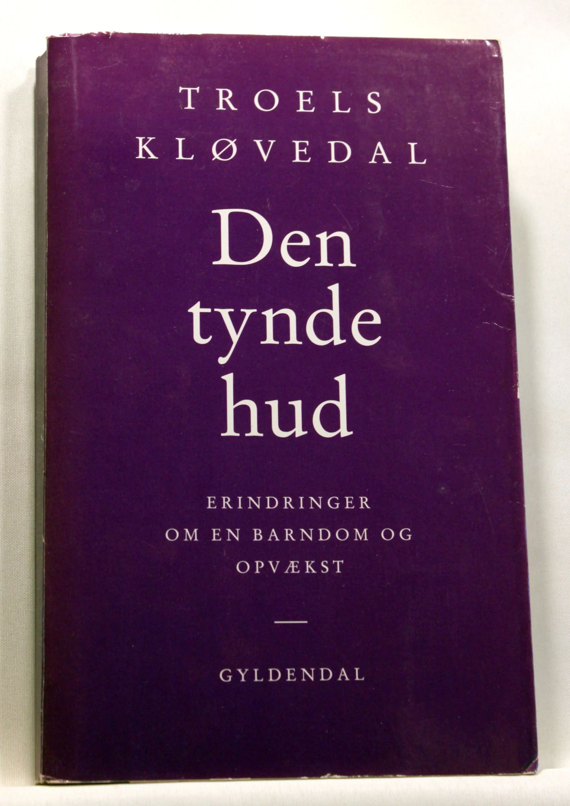 Den tynde hud. Erindringer om en barndom og opvækst