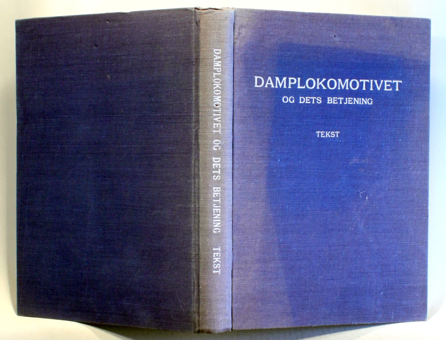 Damplokomotivet og dets betjening. Lærebog for lokomotivpersonalet.
