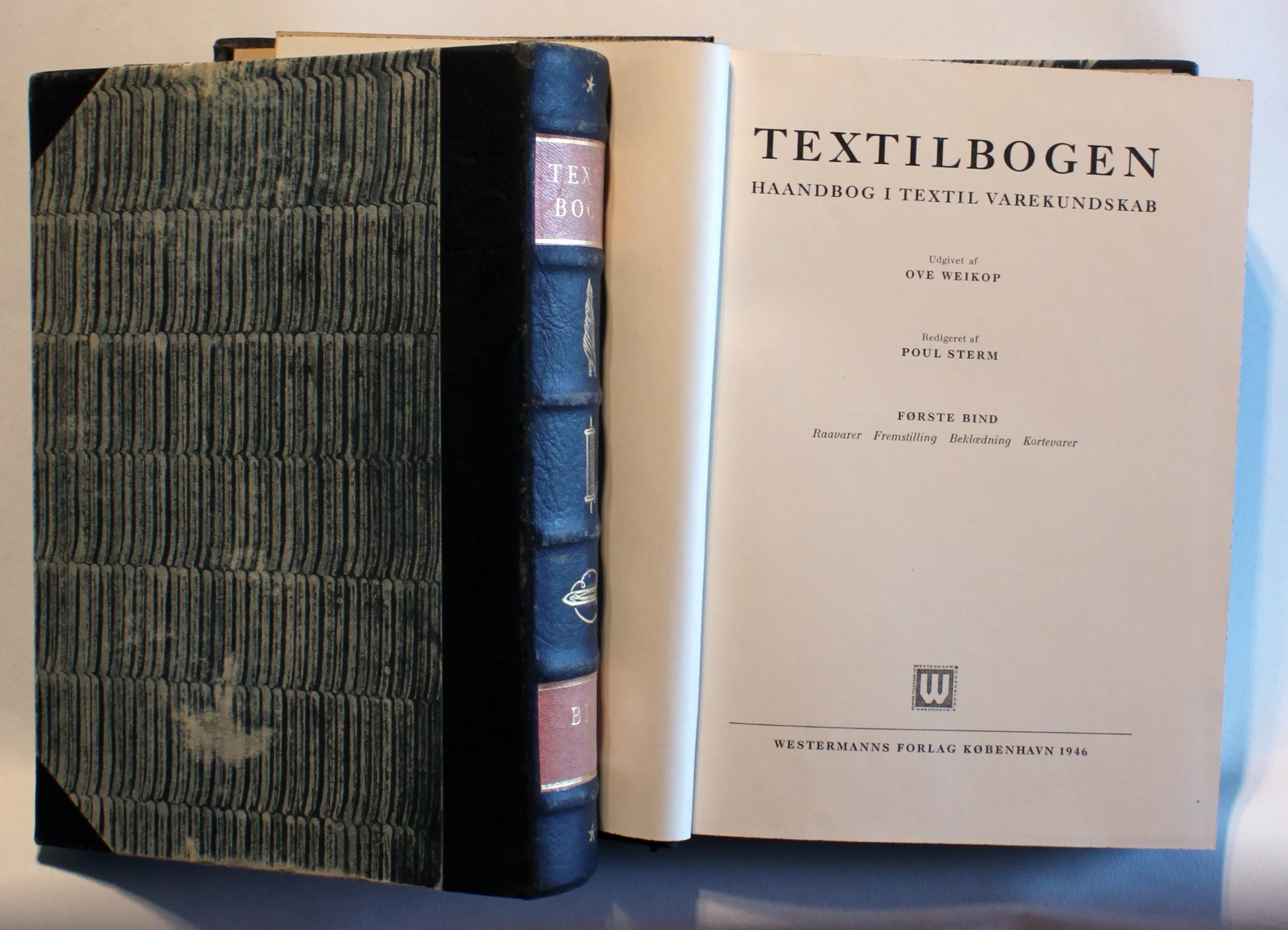 Textilbogen. Håndbog i textil varekundskab. Bind 1-2.