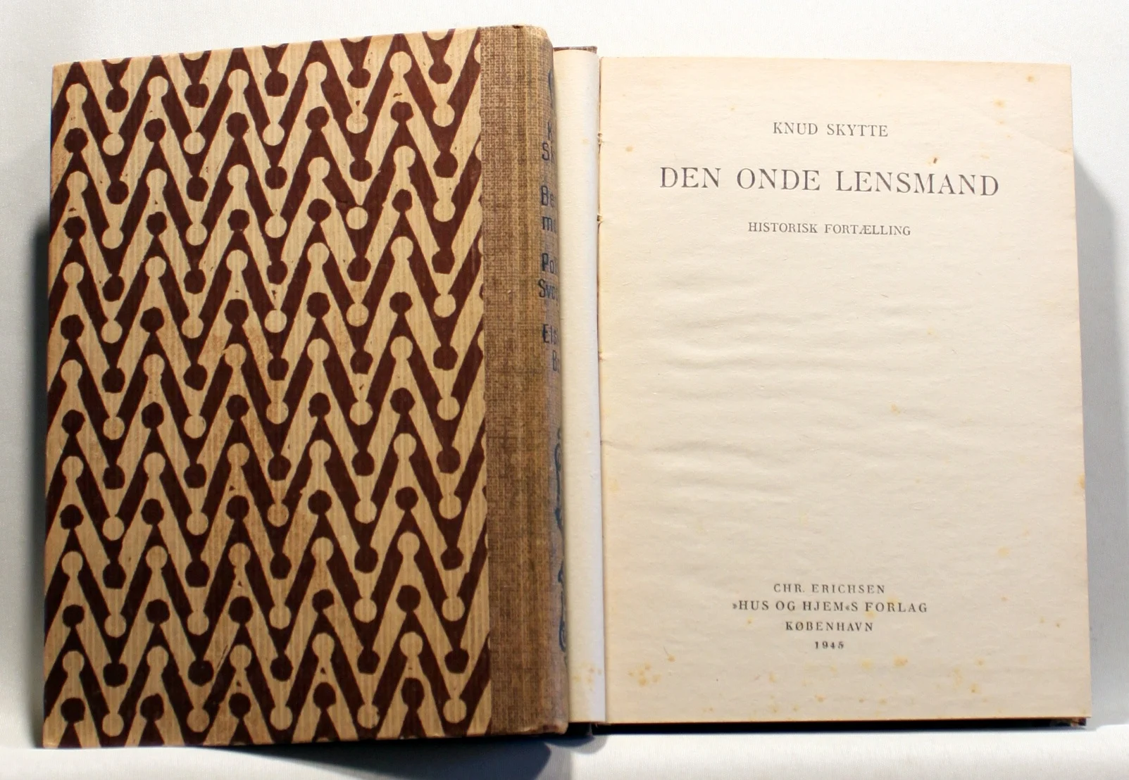 Den onde lensmand. En landsbykunstner. Laj paa gaarden. En hovdag paa tjele. En husmands-jul for 50 aar siden. Bedstemoster. Politik og svagerskab. Elskov og brøde