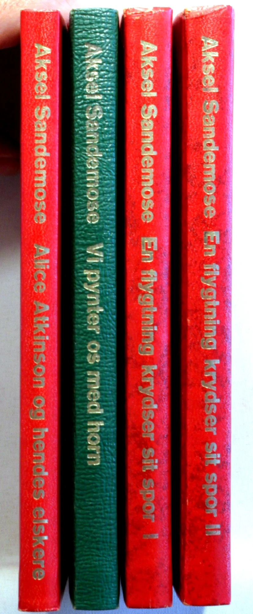 En flygtning krydser sit spor 1+2. Vi pynter os med horn. Alice Atkinson og hendes elskere