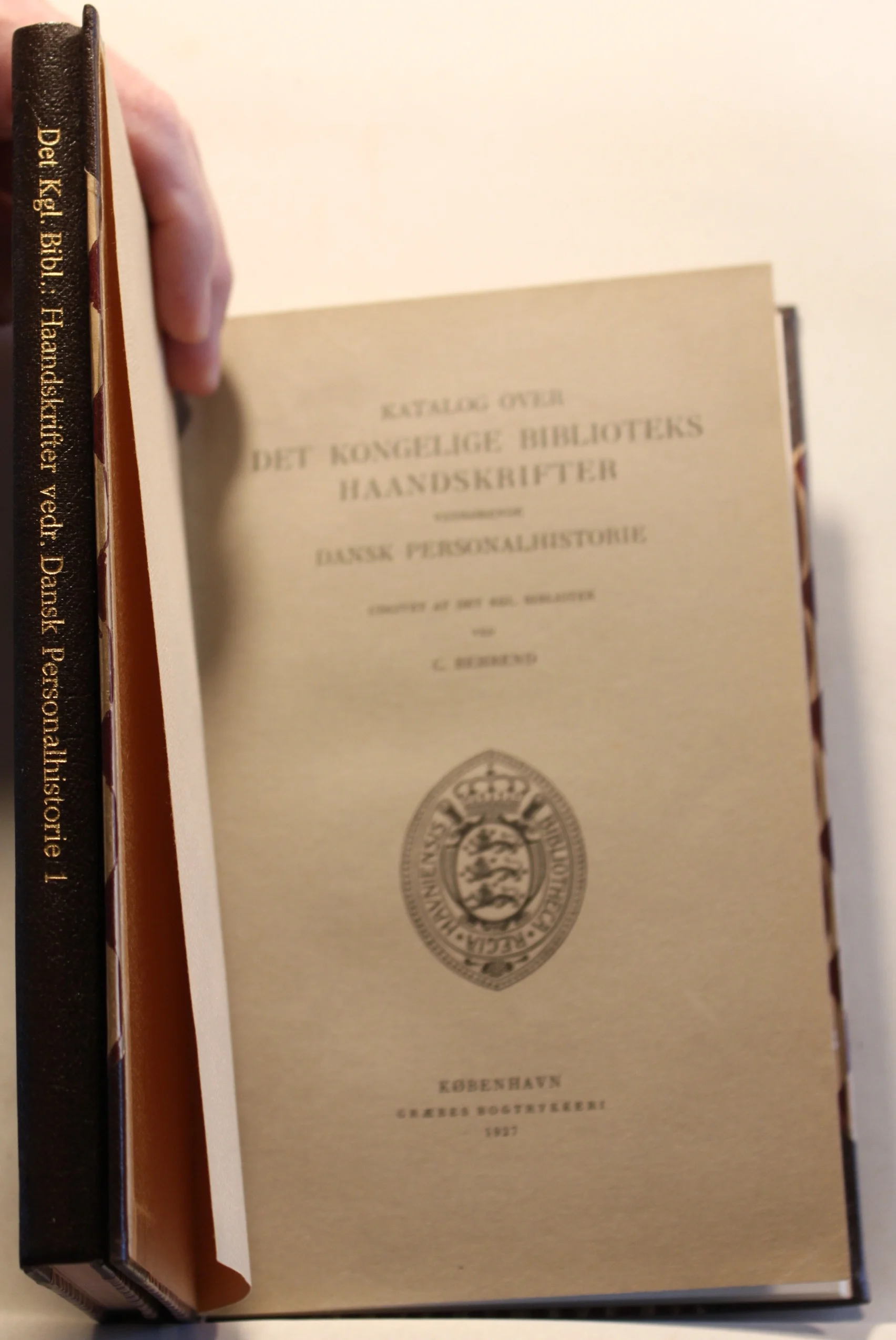 Katalog over Det Kongelige Biblioteks Haandskrifter vedrørende Dansk Personalhistorie. 2 Bind.
