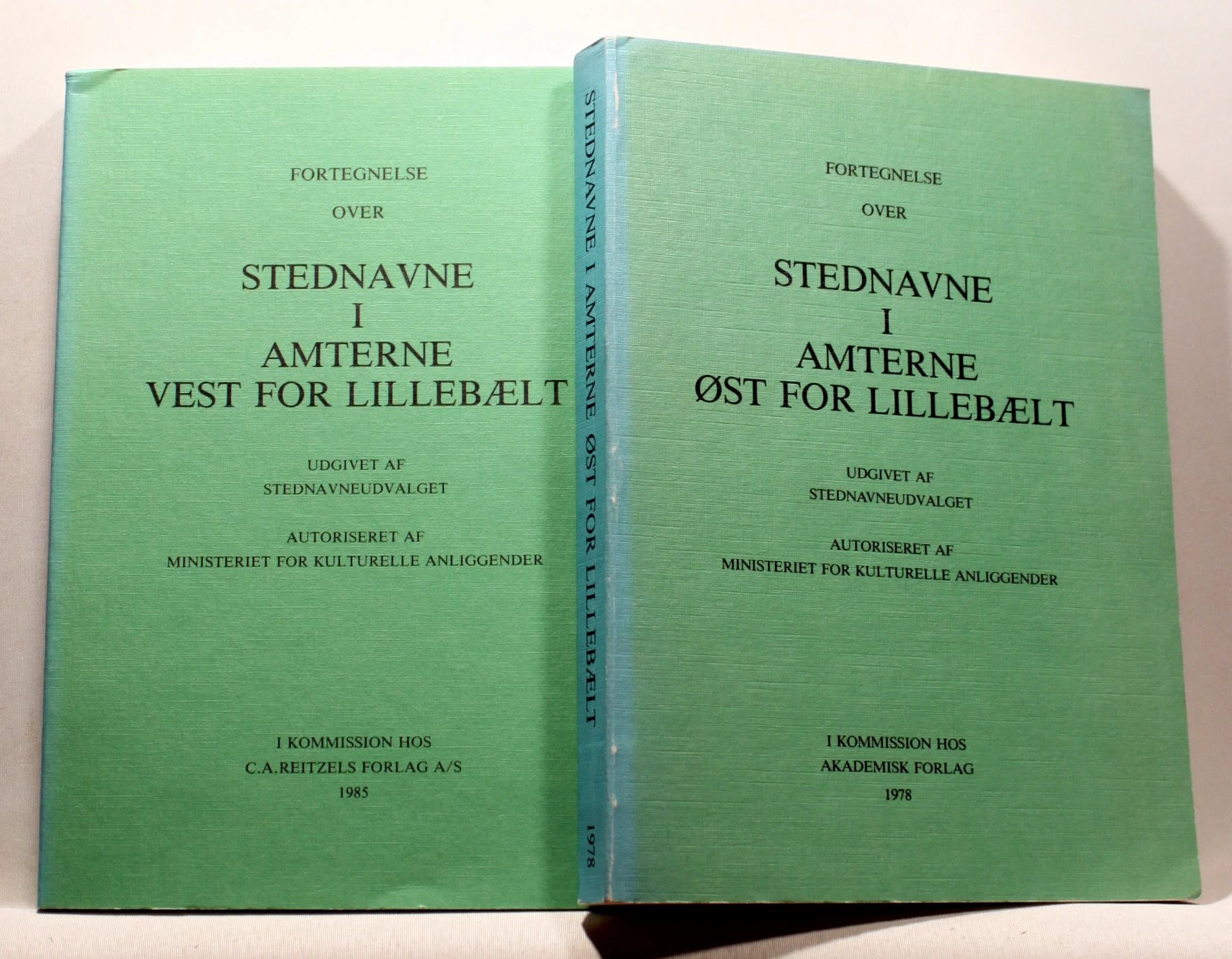 Fortegnelse over stednavne i amterne vest for Lillebælt. Fortegnelse over stednavne i amterne øst for Lillebælt. 2 Bind.
