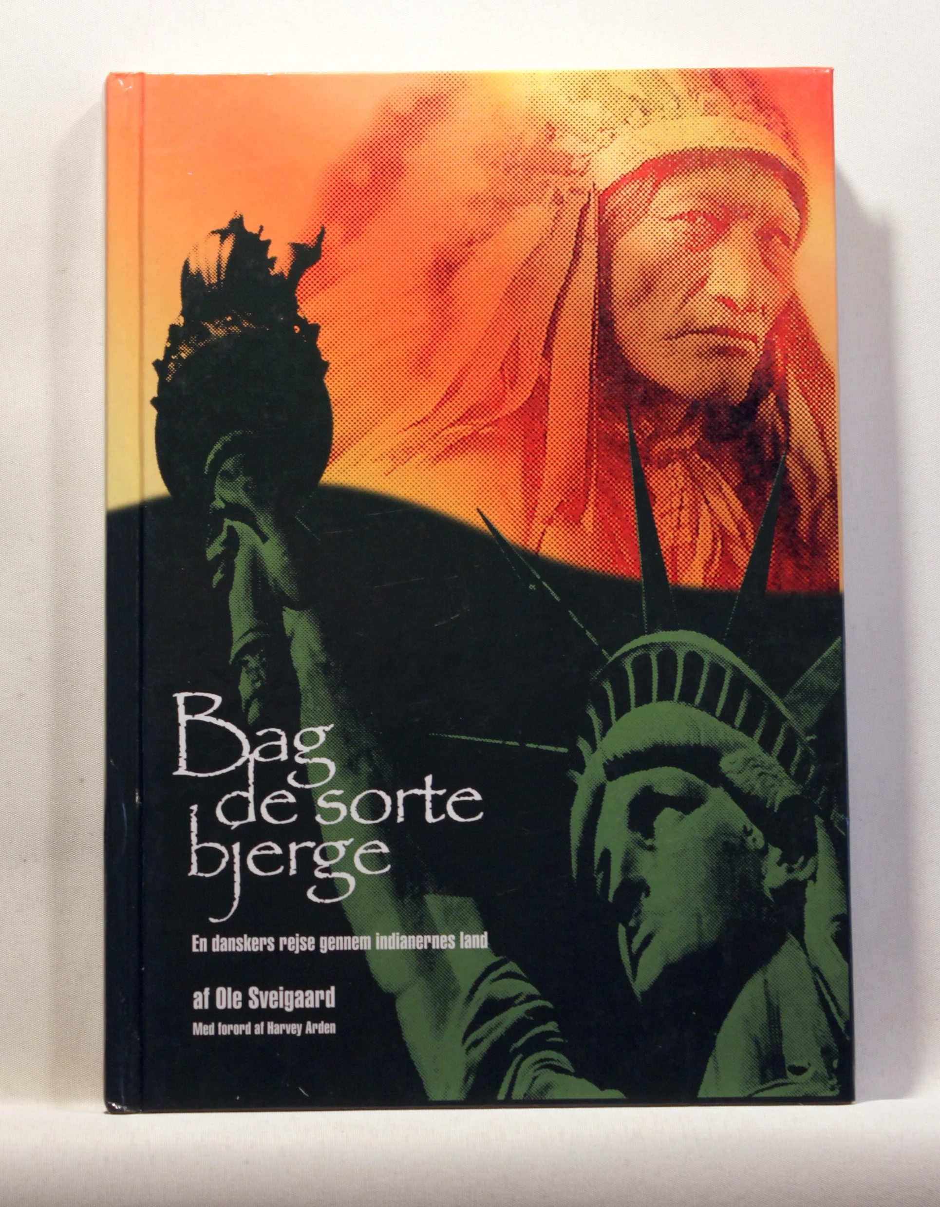 Bag de sorte bjerge. En danskers rejse gennem indianernes land