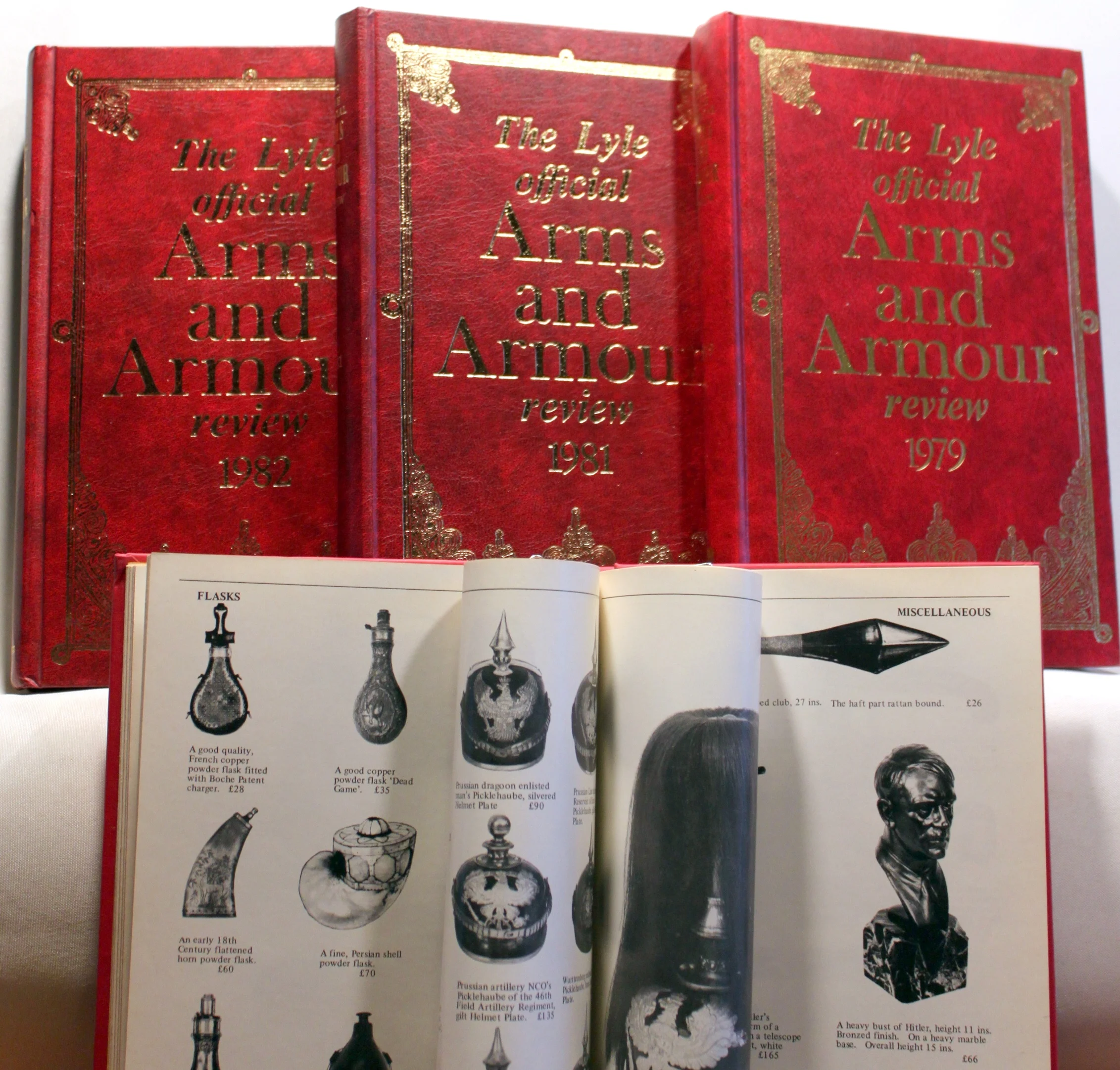 The Lyle Official Arms and Armour Review. 4 stk.