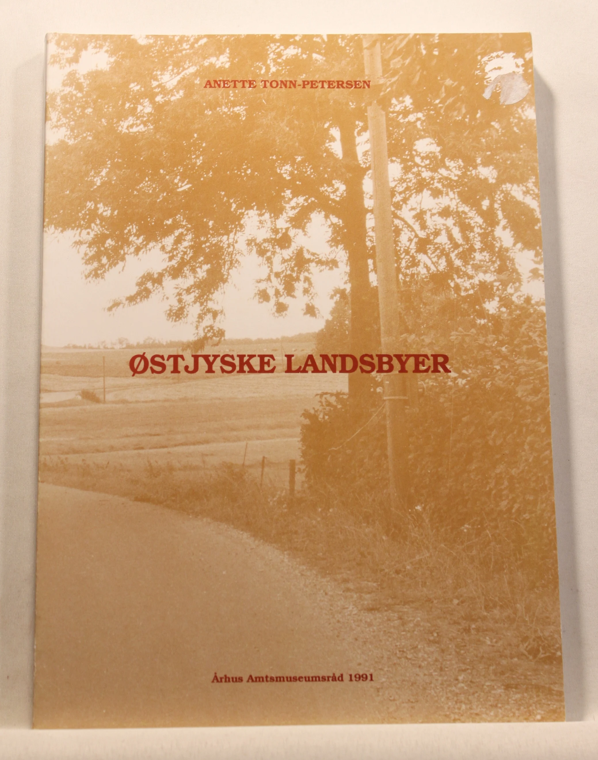 Østjyske landsbyer. En etnologisk registrering af udvalgte landsbyer i Århus Amt