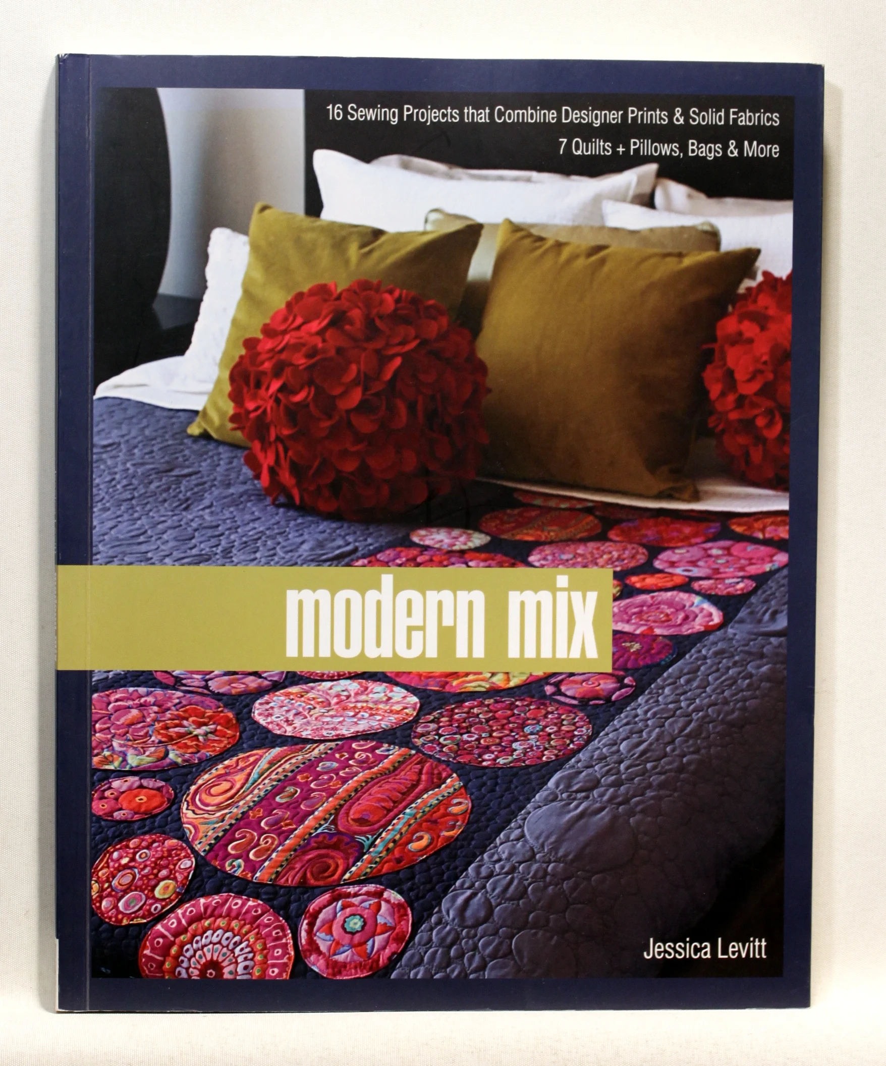 Modern Mix. 16 Sewing Projects that Combine Designer Prints & Solid