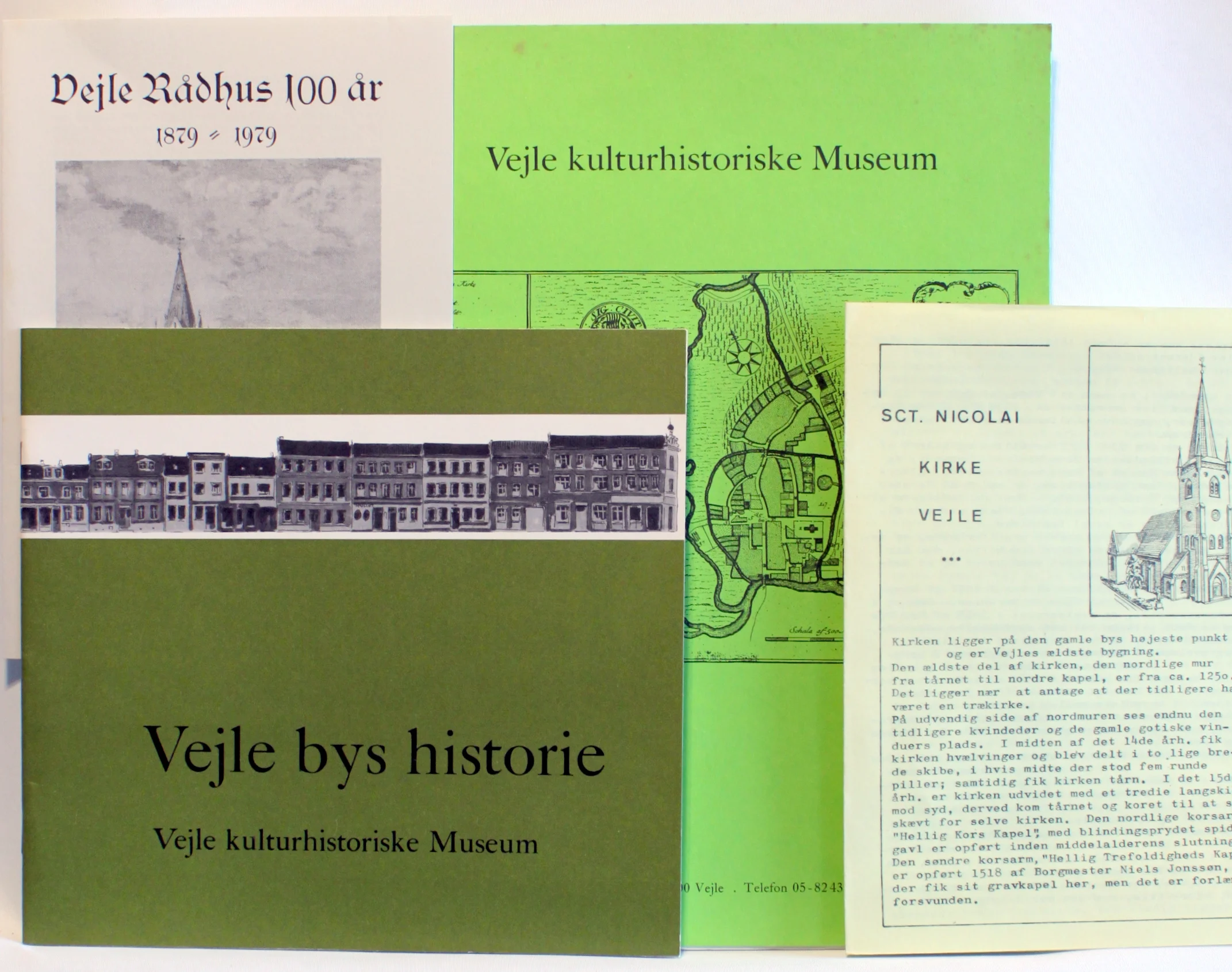 Vejle Kulturhistoriske Museum. Vejle Borgervæbnings Officersuniformer fra omkring 1800. m.m.