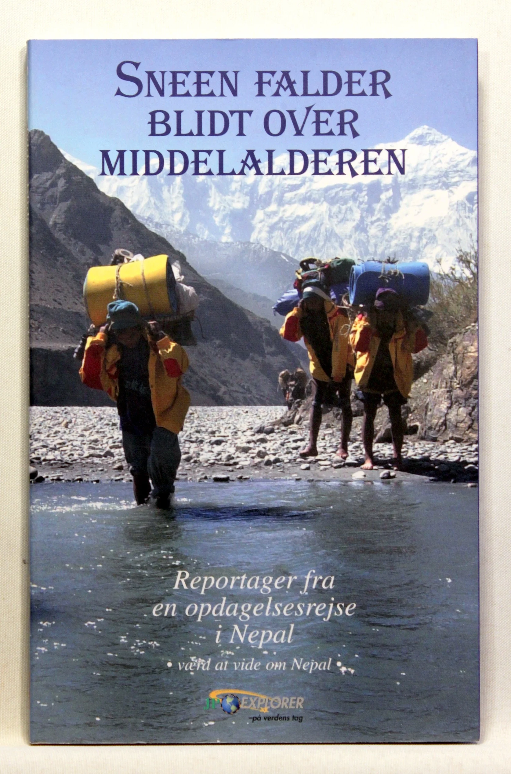 Sneen falder blidt over middelalderen. Reportager fra en opdagelsesrejse i Nepal