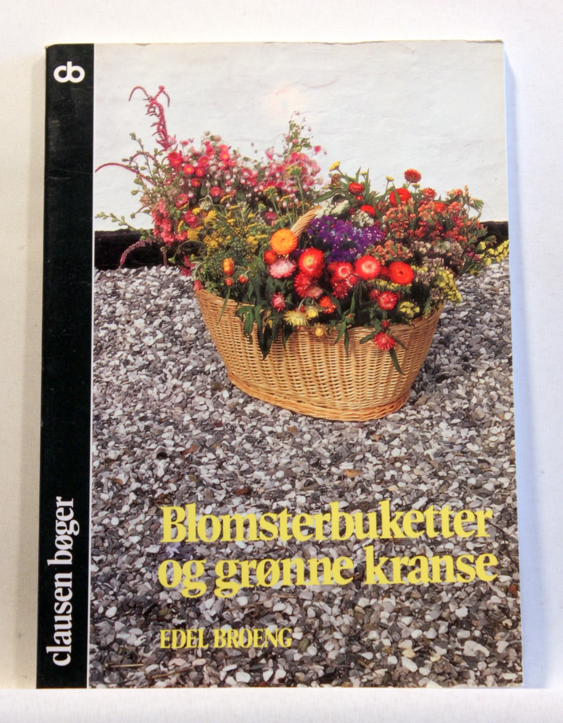 Blomsterbuketter og grønne kranse