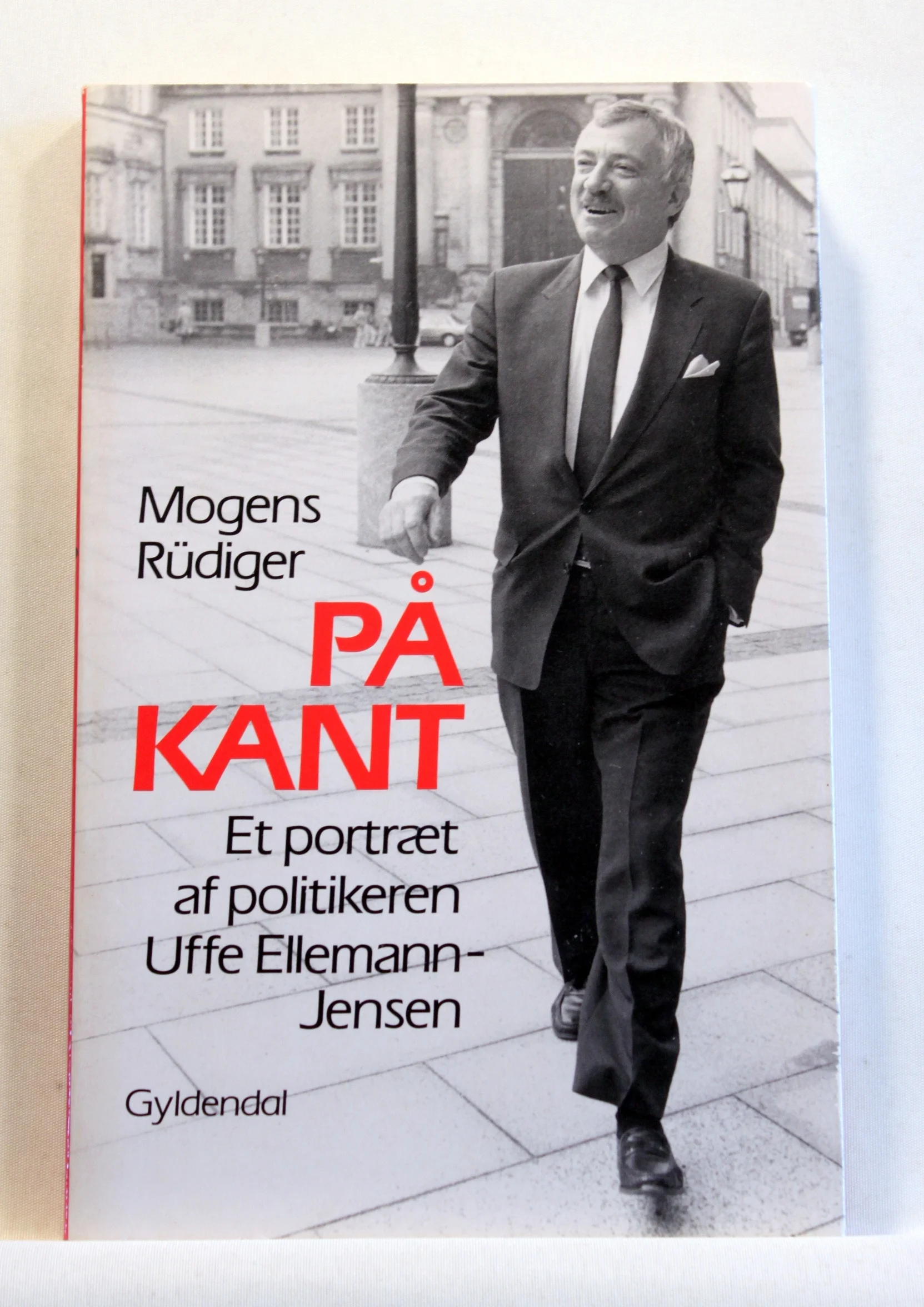 På kant. Et portræt af politikeren Uffe Ellemann-Jensen